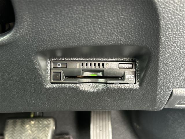 【ETC】有料道路を利用する際に料金所で停止することなく通過できる、ETC車載器（ノンストップ自動料金収受システム機器）が装備されています。セットアップを行うことで利用可能になります。