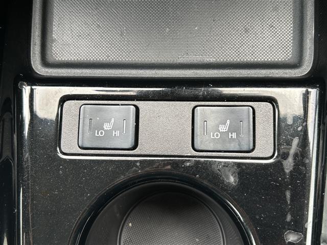 【シートヒーター】シートを温めてくれる暖房機器です！長時間座っていると負担が掛かりやすい背中や腰、または冬場などの寒い日に冷えやすい脚部に快適なぬくもりを伝えます。