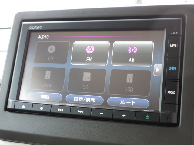 ナビゲーションはギャザズメモリーナビ（VXM-215Ci）を装着しております。AM、FM、CD、Bluetoothがご使用いただけます。