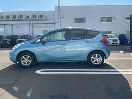 コンパクトなボディでどの年代の方にも乗りやすいお車になっております☆