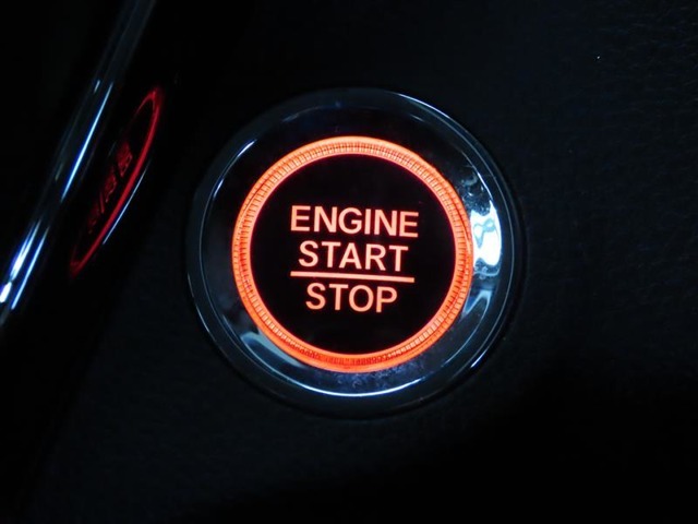 人気のスマートエントリーシステムを装備！スマートキー本体を携帯していればエンジンの始動と停止はボタンを押すだけの簡単に操作できます！一度使うと「手放せない」便利さです！