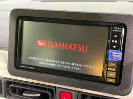 【純正ナビ】人気の純正ナビを装備しております。ナビの使いやすさはもちろん、オーディオ機能も充実！キャンプや旅行はもちろん、通勤や買い物など普段のドライブも楽しくなるはず♪