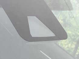 【トヨタセーフティセンス】走行中に前方の車両等を認識し、衝突しそうな時は警報とブレーキで衝突回避と被害軽減をアシスト。より安全にドライブをお楽しみいただけます。