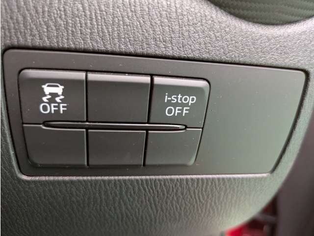 運転席足元のスイッチ類です。押しやすさにもこだわったデザインで、使いやすくレイアウトされております♪022-794-7730☆
