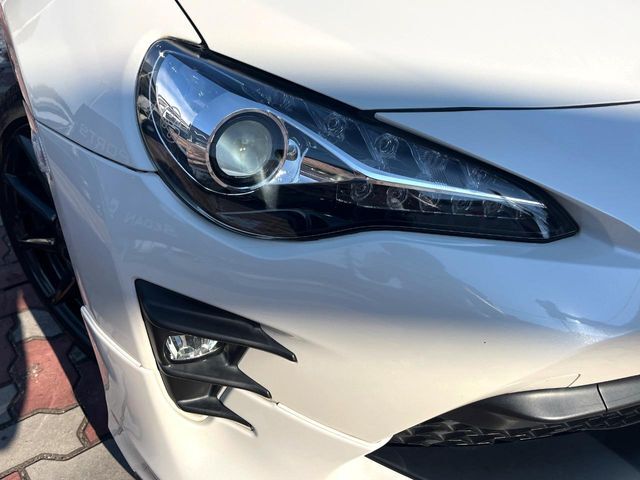 【LEDヘッドライト】悪天候や夜間走行時も良好な視界を確保し安心して運転できる高輝度LEDヘッドライトを装備！点灯速度が早く、消費電力も抑えられています。
