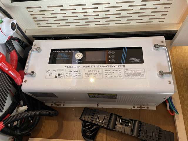 リチウム400AH　メイン＆各種スイッチ　電圧計　3000Wインバーター　後席TV（ナビ連動）　メインサブ切替スイッチ　リアスピーカー　100V/USB　ソーラーコントローラー