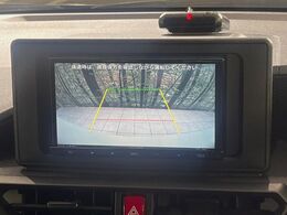 【バックカメラ】駐車時に後方がリアルタイム映像で確認できます。大型商業施設や立体駐車場での駐車時や、夜間のバック時に大活躍！運転スキルに関わらず、今や必須となった装備のひとつです！