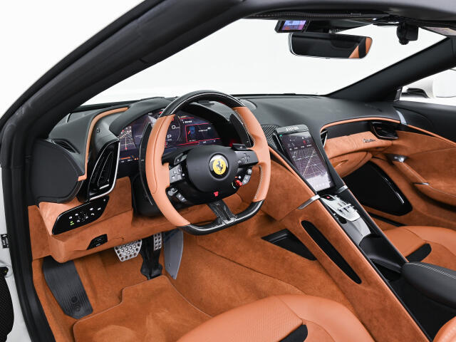 こちらは左ハンドルのお車でございます。内装色はCuoioを選択しております。
