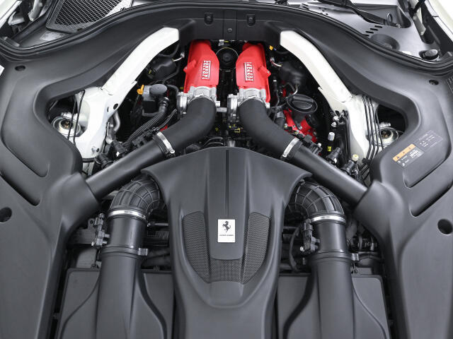 3.9L・V8ツインターボエンジンをフロントに搭載しております。