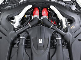 3.9L・V8ツインターボエンジンをフロントに搭載しております。