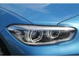 LEDヘッドライトが明るい視界を確保します。