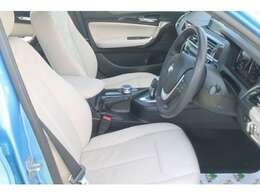 ベージュカラーのダコタレザーシートのインテリア、低走行ならではの綺麗な状態です。