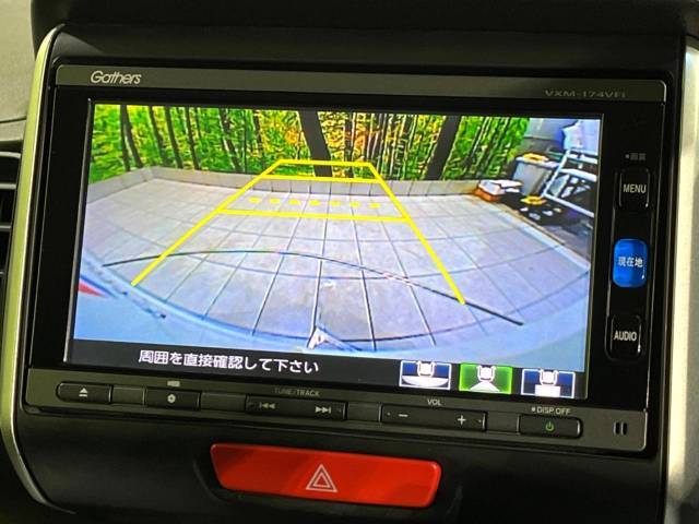 【バックカメラ】駐車時に後方がリアルタイム映像で確認できます。大型商業施設や立体駐車場での駐車時や、夜間のバック時に大活躍！運転スキルに関わらず、今や必須となった装備のひとつです！