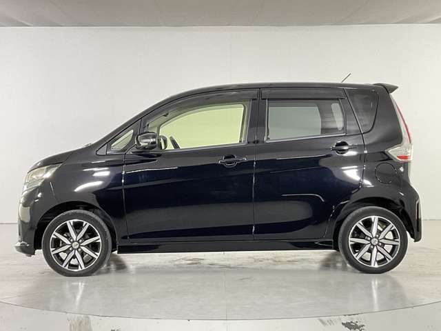 当店では仕入れた車両を撮影スタジオ完備の商品管理センターにて室内クリーニングや外装の磨き施工等、徹底した商品車仕上げを行っております。