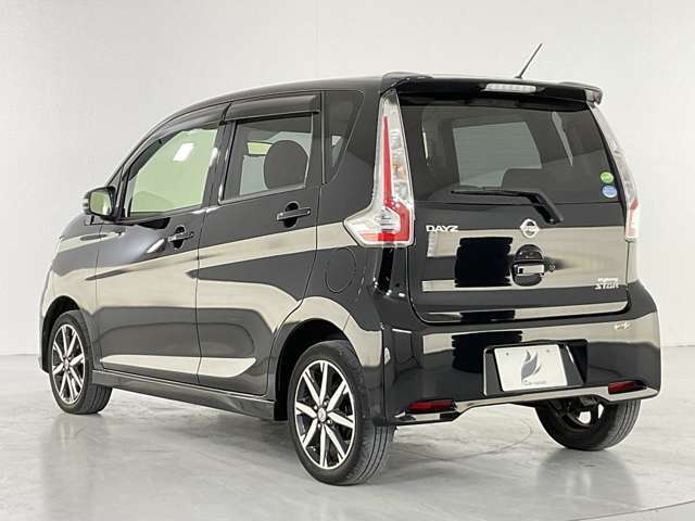 当店より車で2分！提携指定工場をご用意しております！国家資格保有の整備士が常駐、お客様の大切な愛車を丁寧に点検・整備致します。安心の整備パックも格安にて承っております。