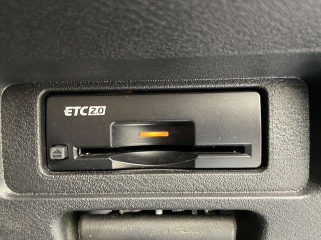 【ETC】有料道路を利用する際に料金所で停止することなく通過できる、ETC車載器（ノンストップ自動料金収受システム機器）が装備されています。セットアップを行うことで利用可能になります。