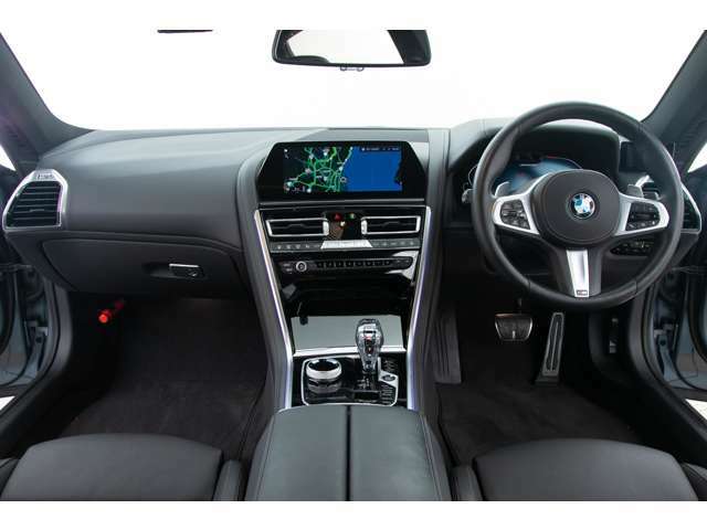 ハンズオフ機能付きの渋滞運転支援機能や「OK、BMW」で起動する自然音声対話式のインフォテインメントシステム「BMWインテリジェントパーソナルアシスタント」などの先進装備が標準で備わります。