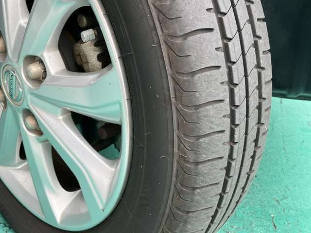 タイヤは全数同じような残溝の状態です。