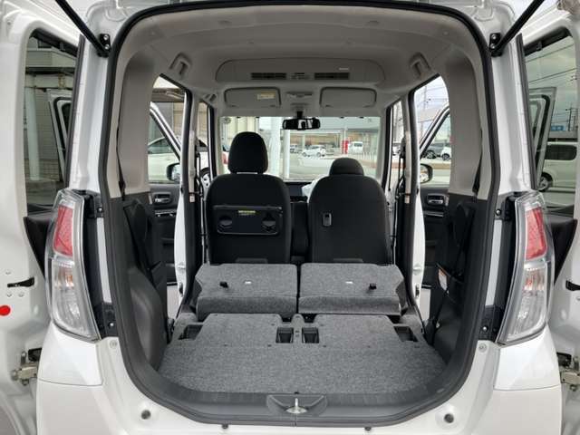 リヤシートを潜り込ませて倒せますので、荷室をより広くお使いいただけます。