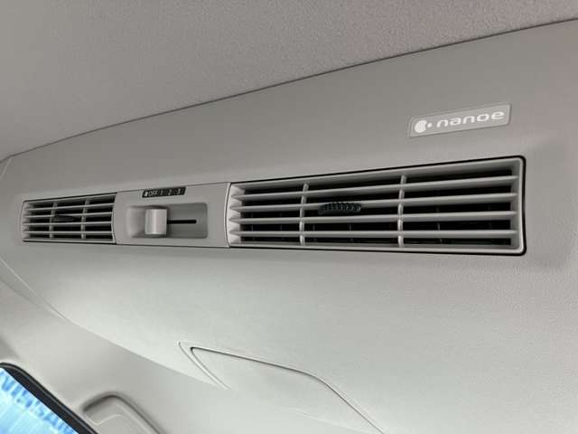 ナノイー搭載のリアシーリングファンで前席のエアコンの風を後席にも送り車内全体の冷暖房効果を早めます。