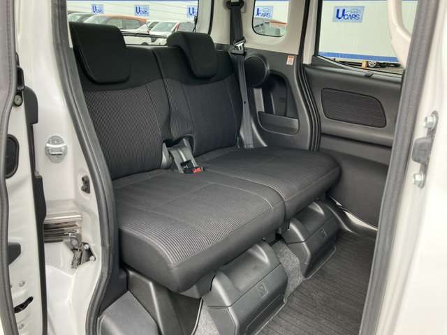 リヤシートはスライドしますので荷室や足元の広さ調整ができます。