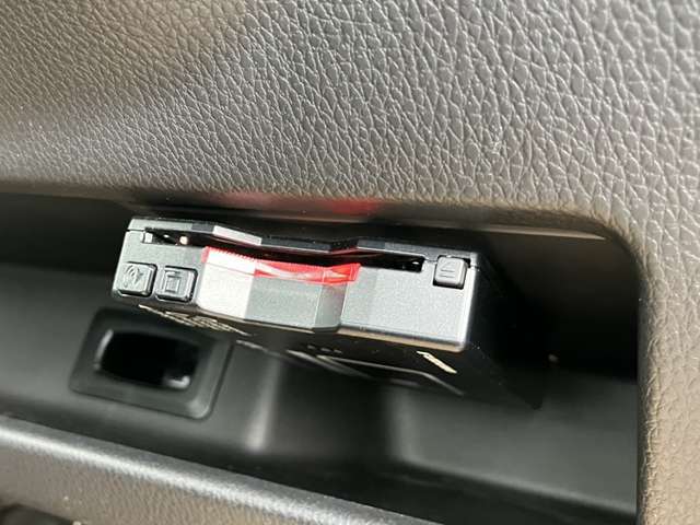 ETC車載器（高速道路の利用時に 料金所の通過をスムーズに行うために自動で料金を精算するシステム）