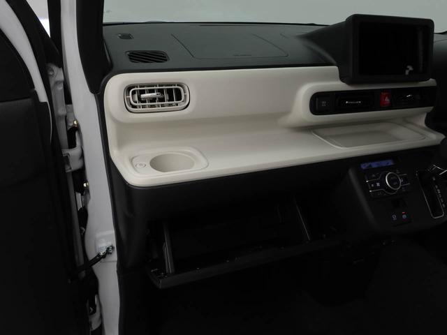カップホルダーは運転席や助手席からちょうど手の届く位置です！！