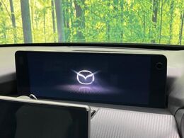 【12.3インチマツダコネクト】車内の雰囲気にマッチした大型ディスプレイ。スマホ接続でのナビ使用やBluetooth再生等、様々な機能が楽しめます。直感的なダイヤル操作が可能で、使い勝手も良好です。