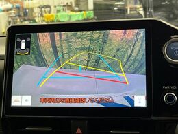 【バックカメラ】駐車時に後方がリアルタイム映像で確認できます。大型商業施設や立体駐車場での駐車時や、夜間のバック時に大活躍！運転スキルに関わらず、今や必須となった装備のひとつです！