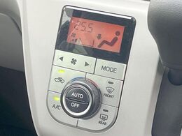 【オートエアコン】一度お好みの温度に設定すれば、車内の温度を検知し風量や温度を自動で調整。暑い…寒い…と何度もスイッチ操作をする必要はありません。快適な車内空間には必須の機能ですね♪