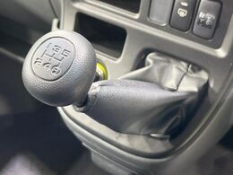 【フロア5速MT】スポーティーな走行をお楽しみいただけます♪