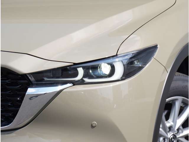 【LEDヘッドライト】悪天候や夜間走行時も良好な視界を確保し安心して運転できる高輝度LEDヘッドライトを装備。明るい上に点灯速度が早く消費電力も抑えられています。