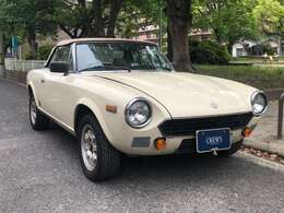 快適な現代のクルマと違ってPSもPWもACもございません。少々手間が掛かる事も有りますが、ワンタッチで簡単に開けられる幌をオープンにすると何とも言えないクラシック124スパイダーの世界が拡がります。