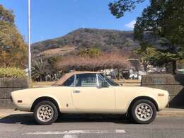 幌を開けたときは勿論ですが、閉めてもスタイリッシュな124スパイダーです。さすがピンファリーナデザイン！