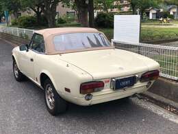 ベージュのボディカラーとタン（淡い茶色）の幌の組み合わせがとてもお洒落です。新車時より40年以上経過してますが、事故・加修歴はございません。