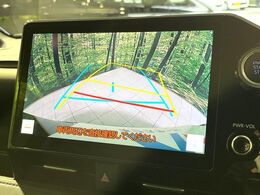 【バックカメラ】駐車時に後方がリアルタイム映像で確認できます。大型商業施設や立体駐車場での駐車時や、夜間のバック時に大活躍！運転スキルに関わらず、今や必須となった装備のひとつです！