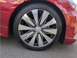 社外の19インチホイール履いております！ダウンサスで程よくローダウンされていて決まっています！出面も当店担当者好みの程よいツラです！