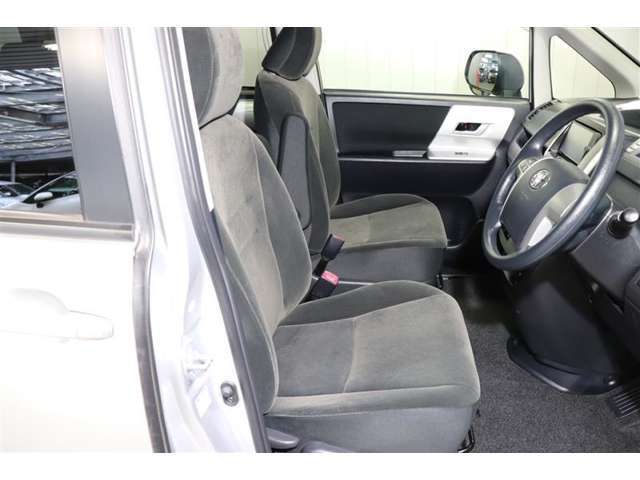 運転席に座った感覚は一番重要ですよね。シートの座り心地や前方の視界、車内空間…是非ご来店頂き実際に座って触って体感して下さい。