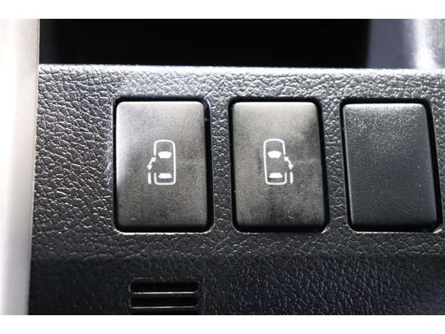 スライドドアの開閉は、ドアハンドルはもちろん運転席からのスイッチ操作でも可能です。お子様の送迎時の乗り降りも一段と楽になります。