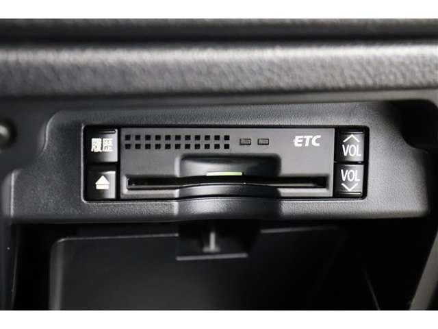 高速道路の利用時に便利なETC。料金所での停車や小銭を探す手間がなくなり快適です♪見た目もすっきりとしたビルトインタイプを装備しています。