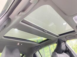 【左右独立ムーンルーフ】2列目左右席にそれぞれ配置されたガラスルーフ！日差しに合わせて片側だけシェードを閉めることも可能です！