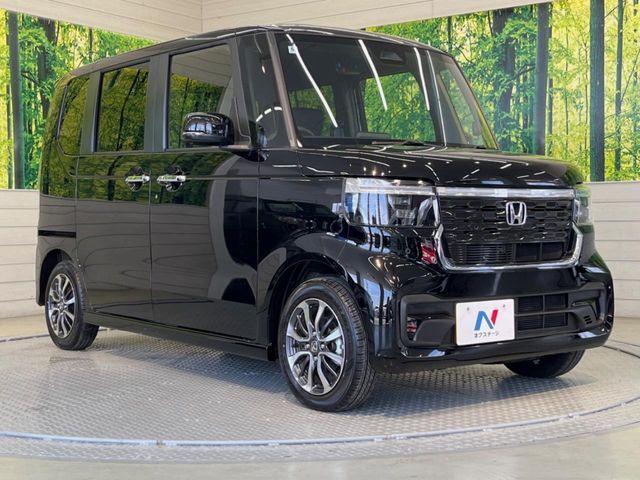 大好評のボディコーティング「弾スプラッシュコート」もご納車までに施工可能。通常のガラスコートと異なる、耐久年数6年の無機質ガラスコーティングが、ボディをキレイな状態に保ってくれます。