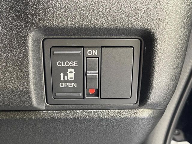 【パワースライドドア】スマートキーや運転席のスイッチでスライドドアの開閉が可能♪電動だから力を入れてドアを開ける必要が無く、小さいお子様でも、重い荷物を持っている時もラクに開け閉めできます♪