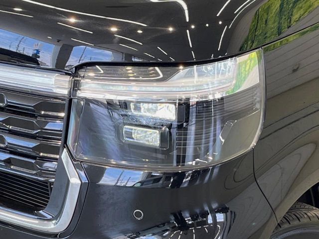 【LEDヘッドライト】悪天候や夜間走行時も良好な視界を確保し安心して運転できる高輝度LEDヘッドライトを装備！点灯速度が早く、消費電力も抑えられています。