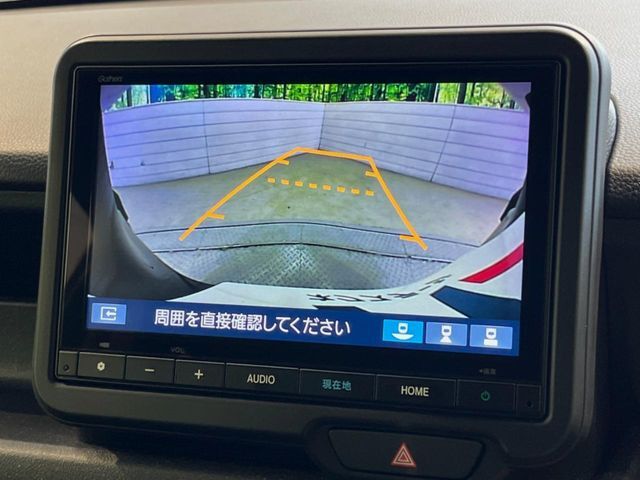 【バックカメラ】駐車時に後方がリアルタイム映像で確認できます。大型商業施設や立体駐車場での駐車時や、夜間のバック時に大活躍！運転スキルに関わらず、今や必須となった装備のひとつです！