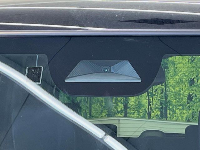 【ホンダセンシング】走行中に前方の車両等を認識し、衝突しそうな時は警報とブレーキで衝突回避と被害軽減をアシスト。より安全にドライブをお楽しみいただけます。