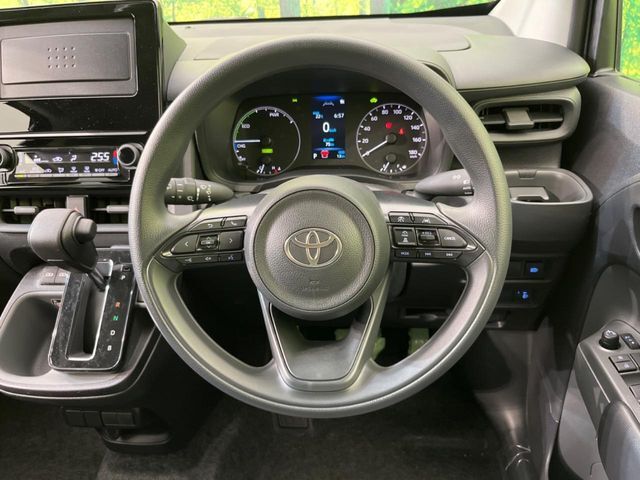 インテリアに合わせたデザインのステアリングは、運転される方のことも考え、運転しやすい形状、大きさです。是非一度、実際に触ってお確かめください。