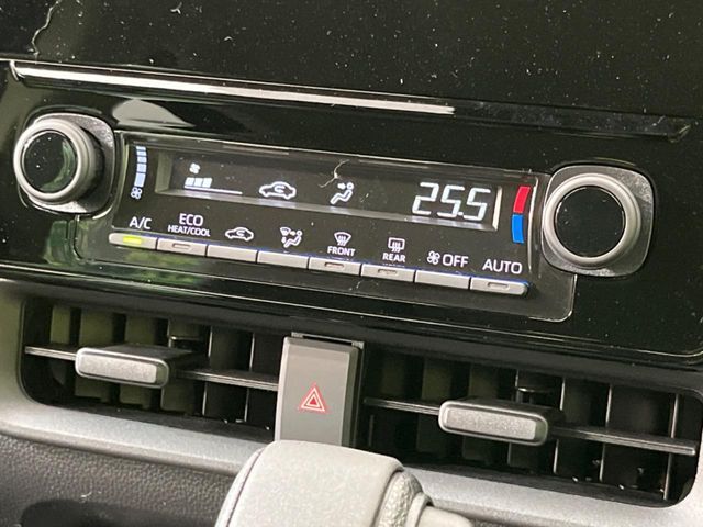 【オートエアコン】一度お好みの温度に設定すれば、車内の温度を検知し風量や温度を自動で調整。暑い…寒い…と何度もスイッチ操作をする必要はありません。快適な車内空間には必須の機能ですね♪