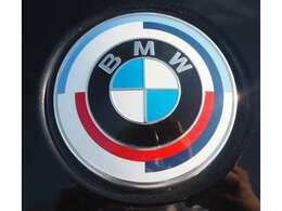 BMWのモータースポーツ部門M社の創立50周年を記念して装着された記念バッジです