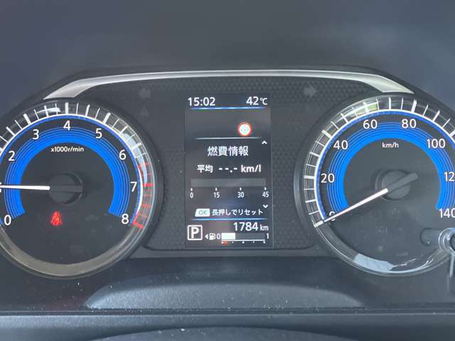 視認性の良いメーターパネルデザインです。